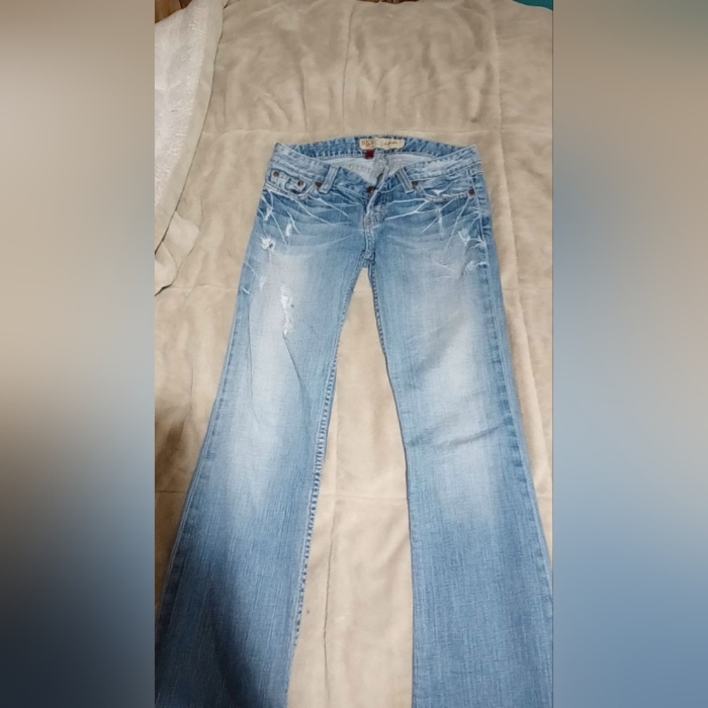 Low-rise bootcut jean